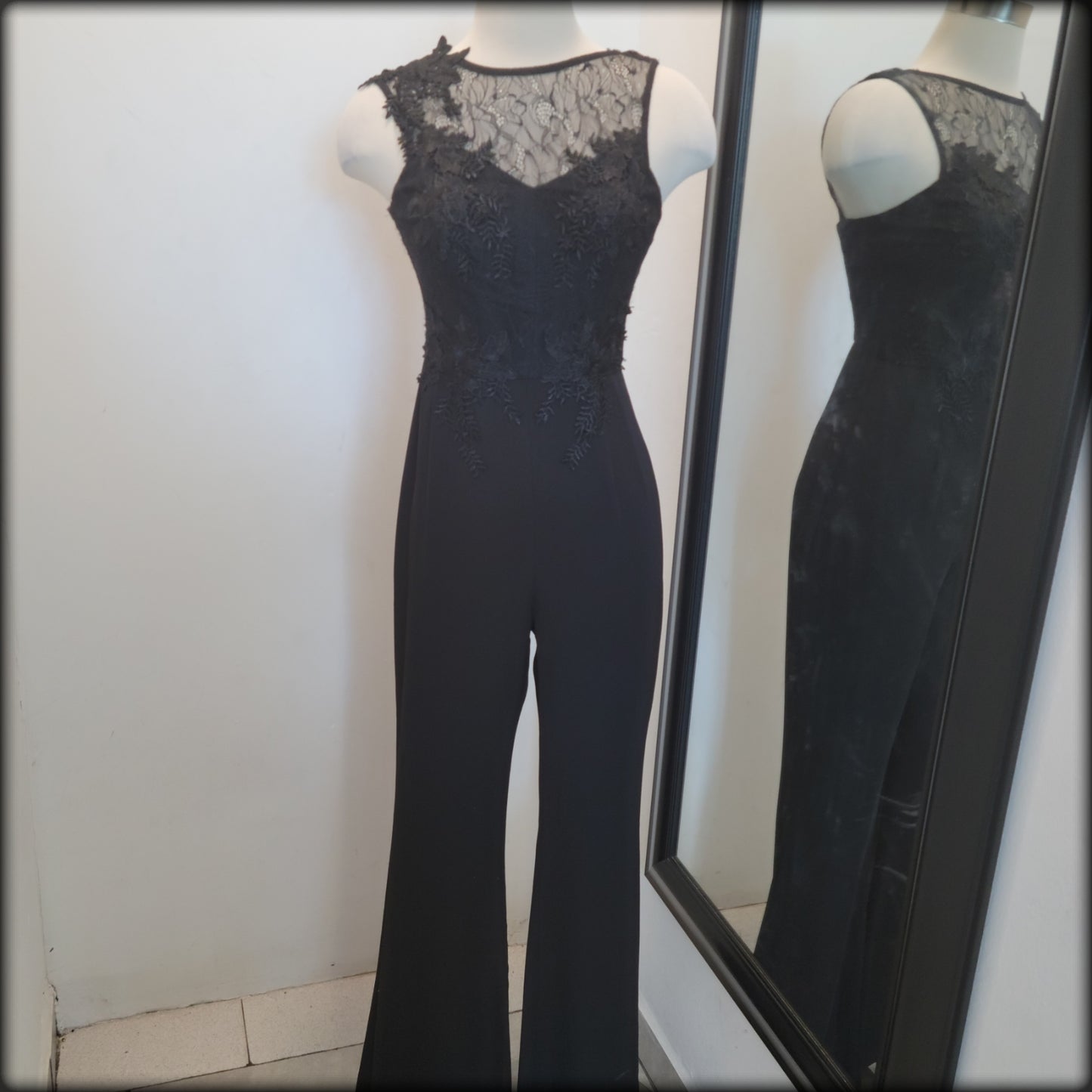 JUMPSUIT NEGRO CON BORDADO DE FLORES