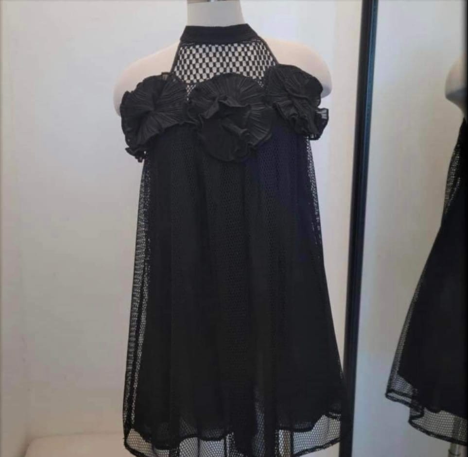 VESTIDO CORTO NEGRO VOLANTES BUSTO