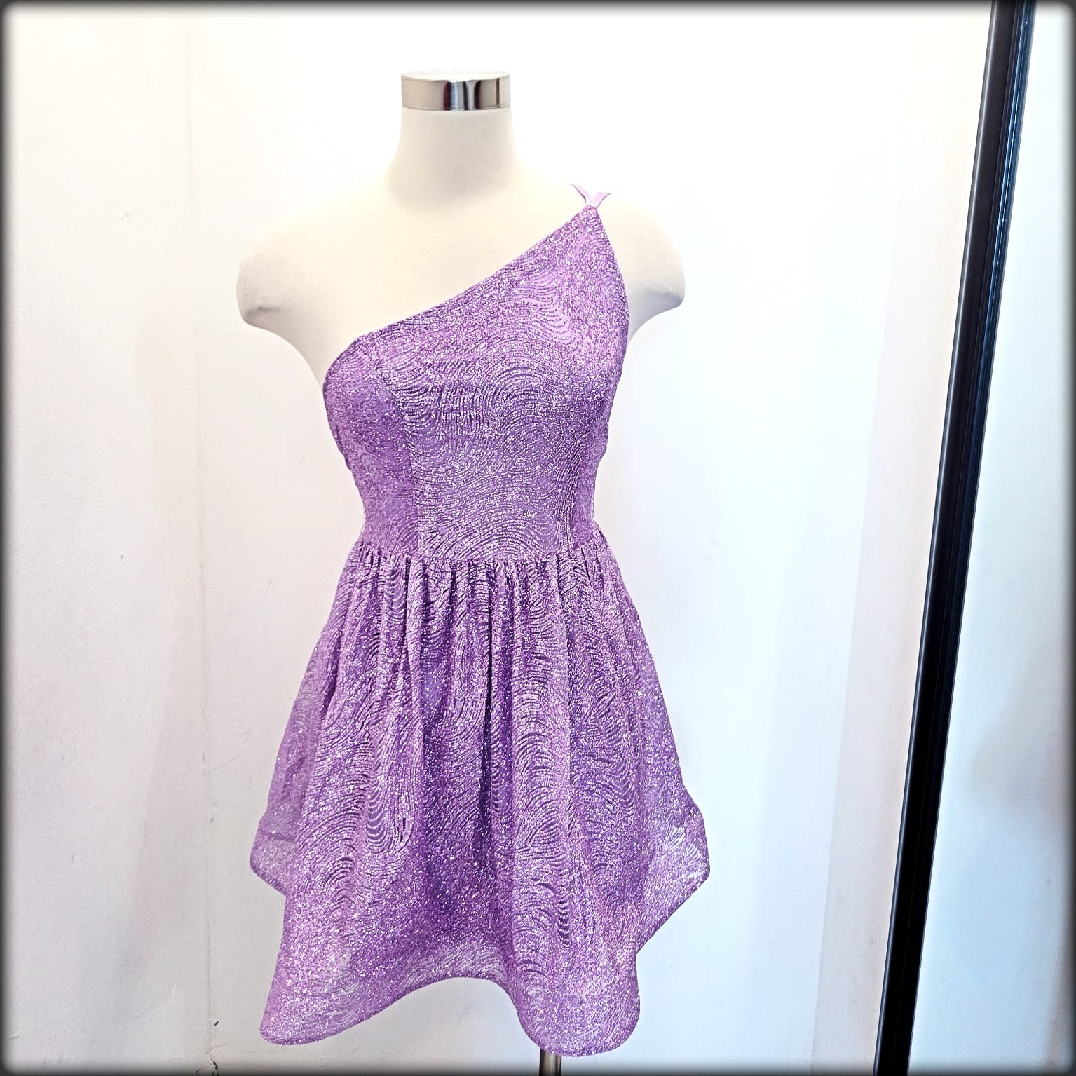 VESTIDO CORTO ONE SHOULDER GLITTER LAVANDA