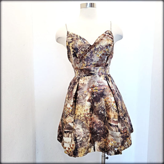 VESTIDO CORTO PEPLUM ESTAMPADO MARRON