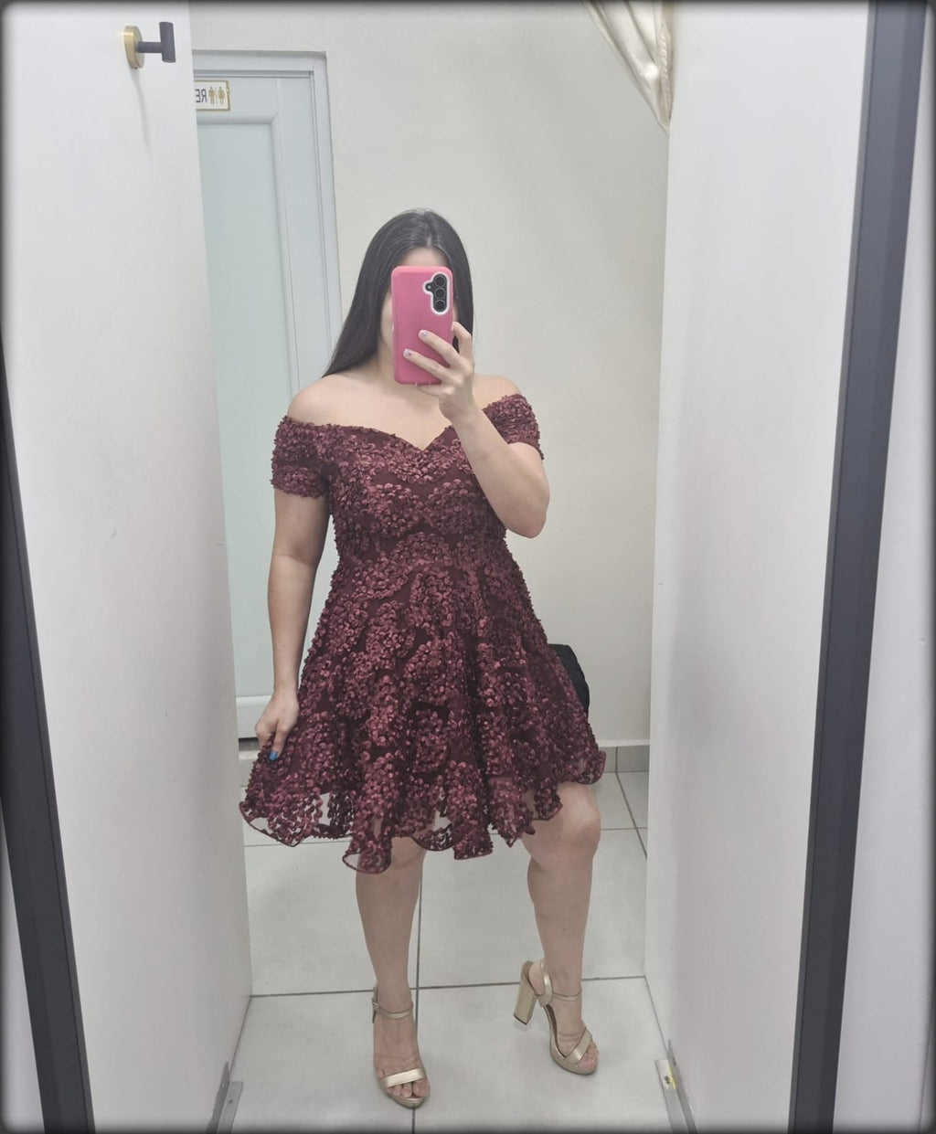 Vestido Corto Peplum Flores al relieve