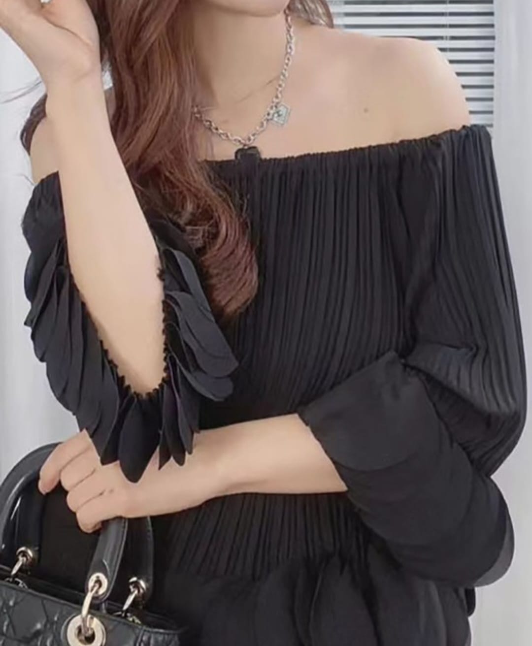 BLUSA NEGRA PLISA OFFSHOULDER
