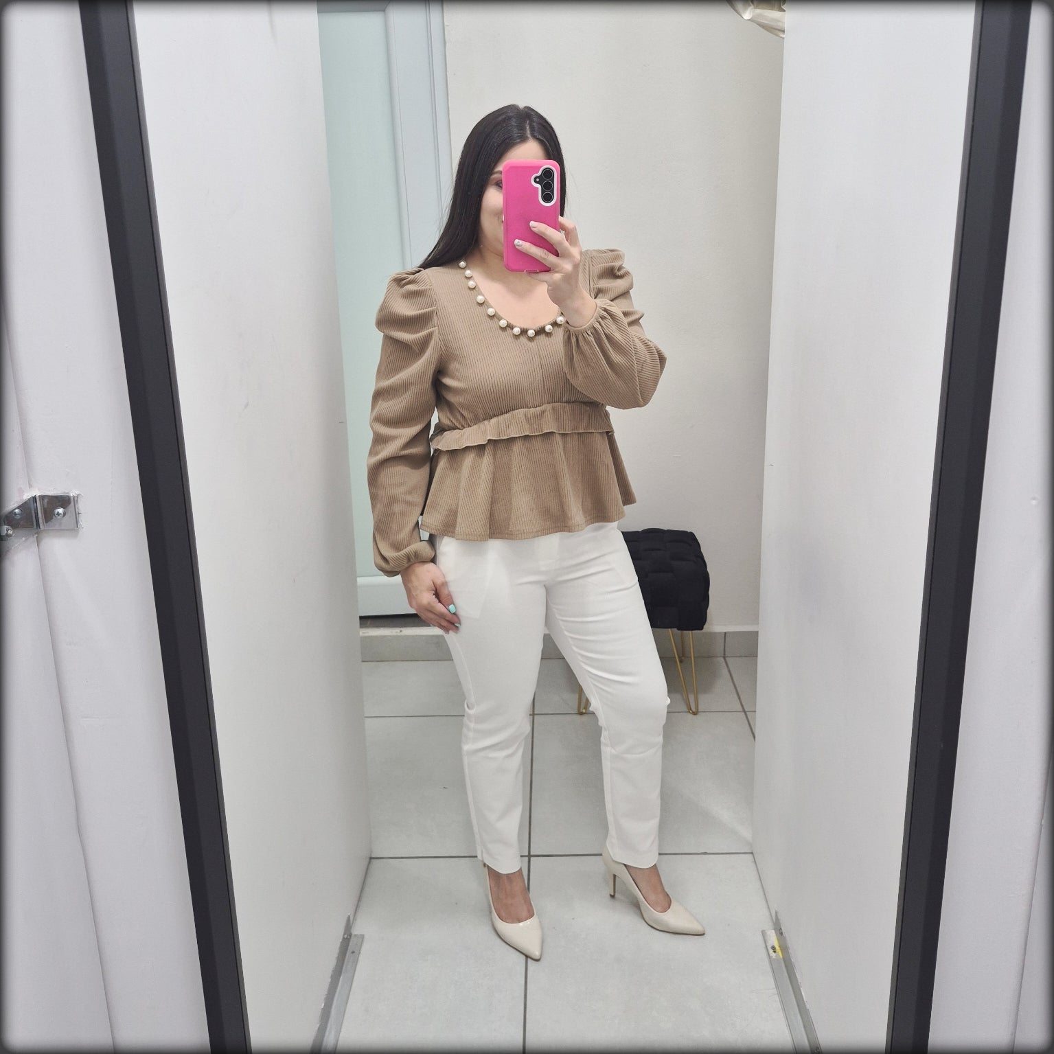 TOP BEIGE MANGA LARGA PERLAS