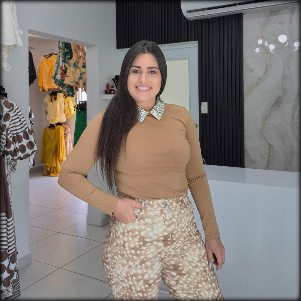 BLUSA MANGA LARGA BEIGE RHINESTONE CUELLO