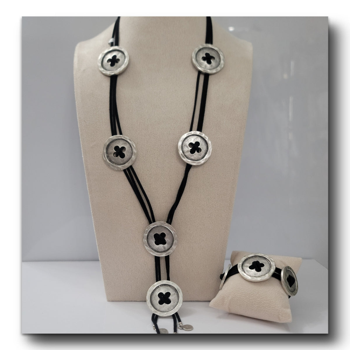 Collar Negro Botones Plata Made in Turquia