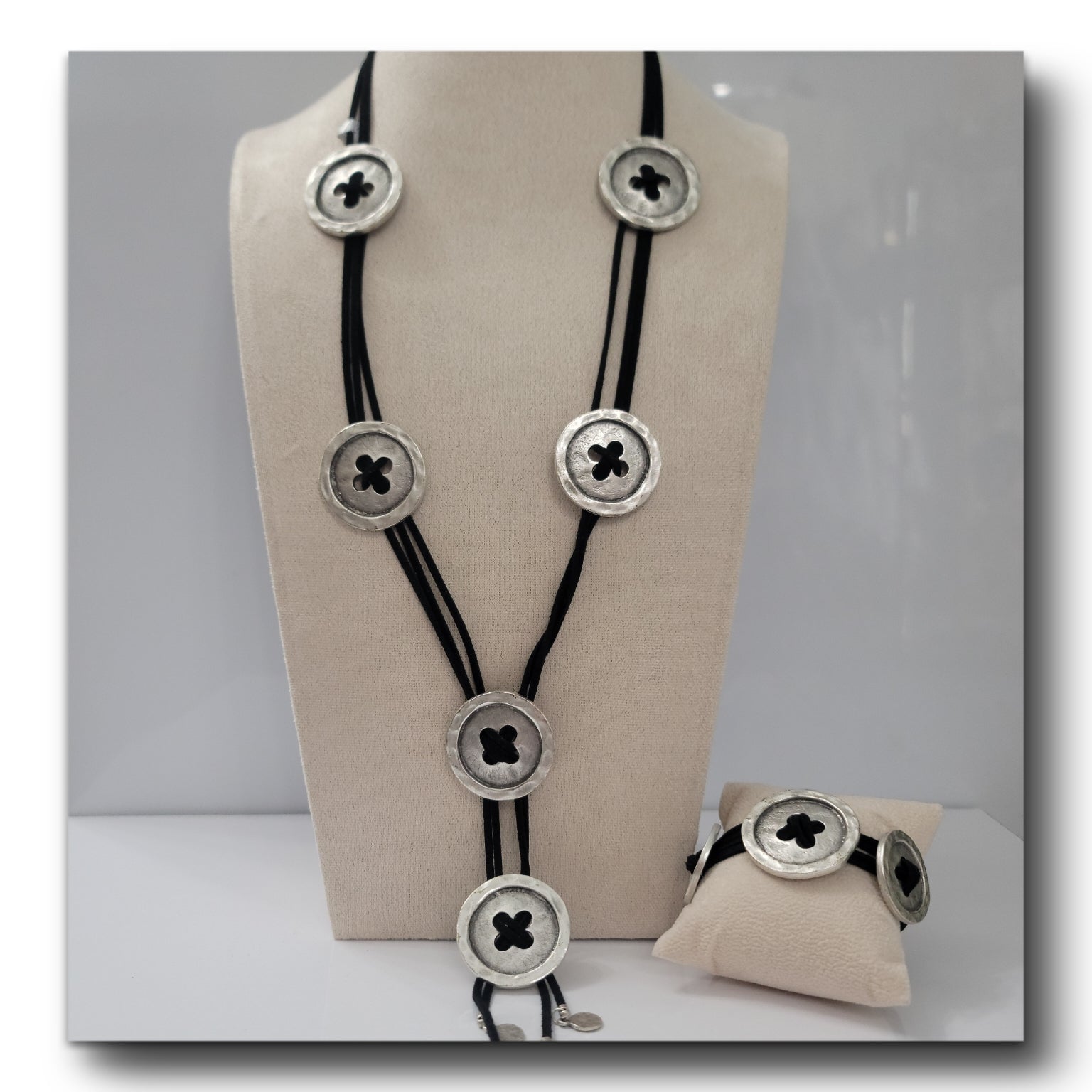 Collar Negro Botones Plata Made in Turquia