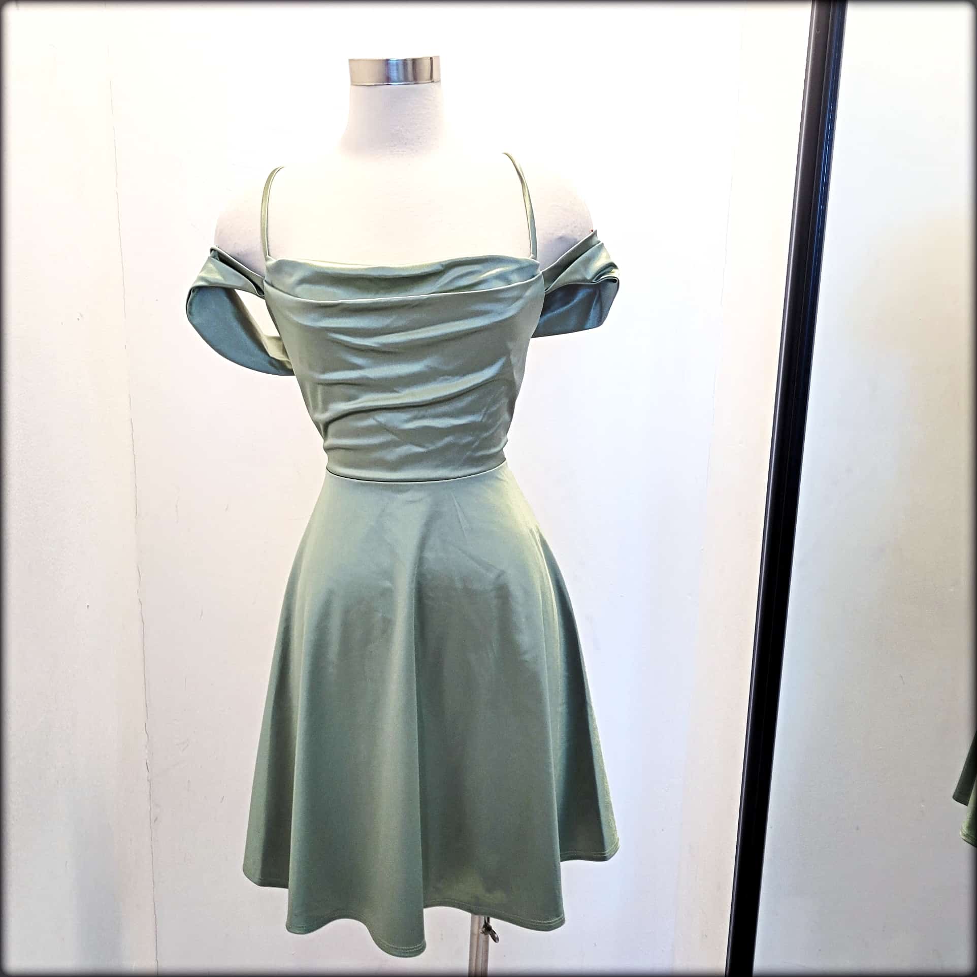 VESTIDO CORTO OFF SHOULDER