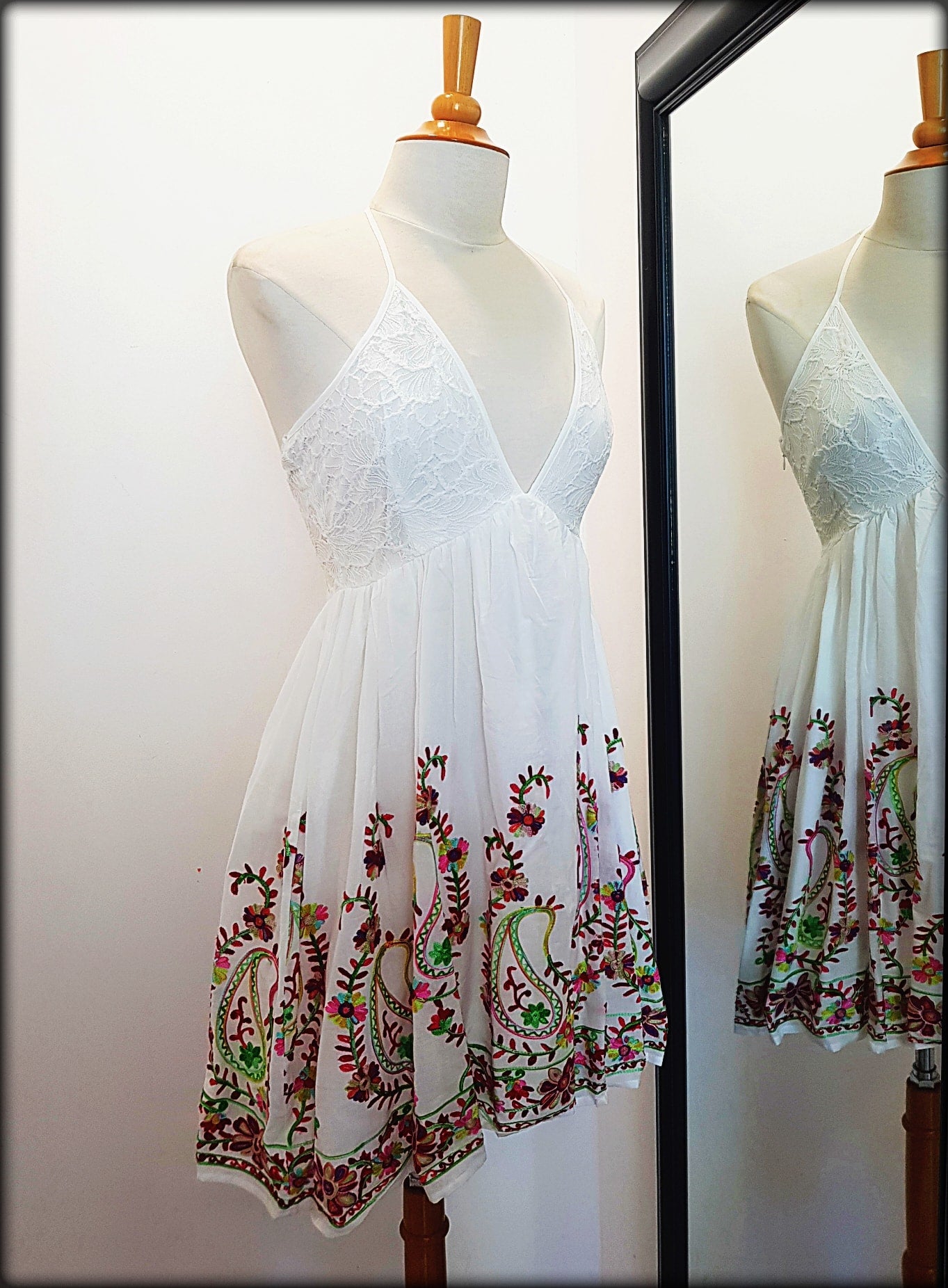 VESTIDO CORTO CON BORDADOS DE COLORES