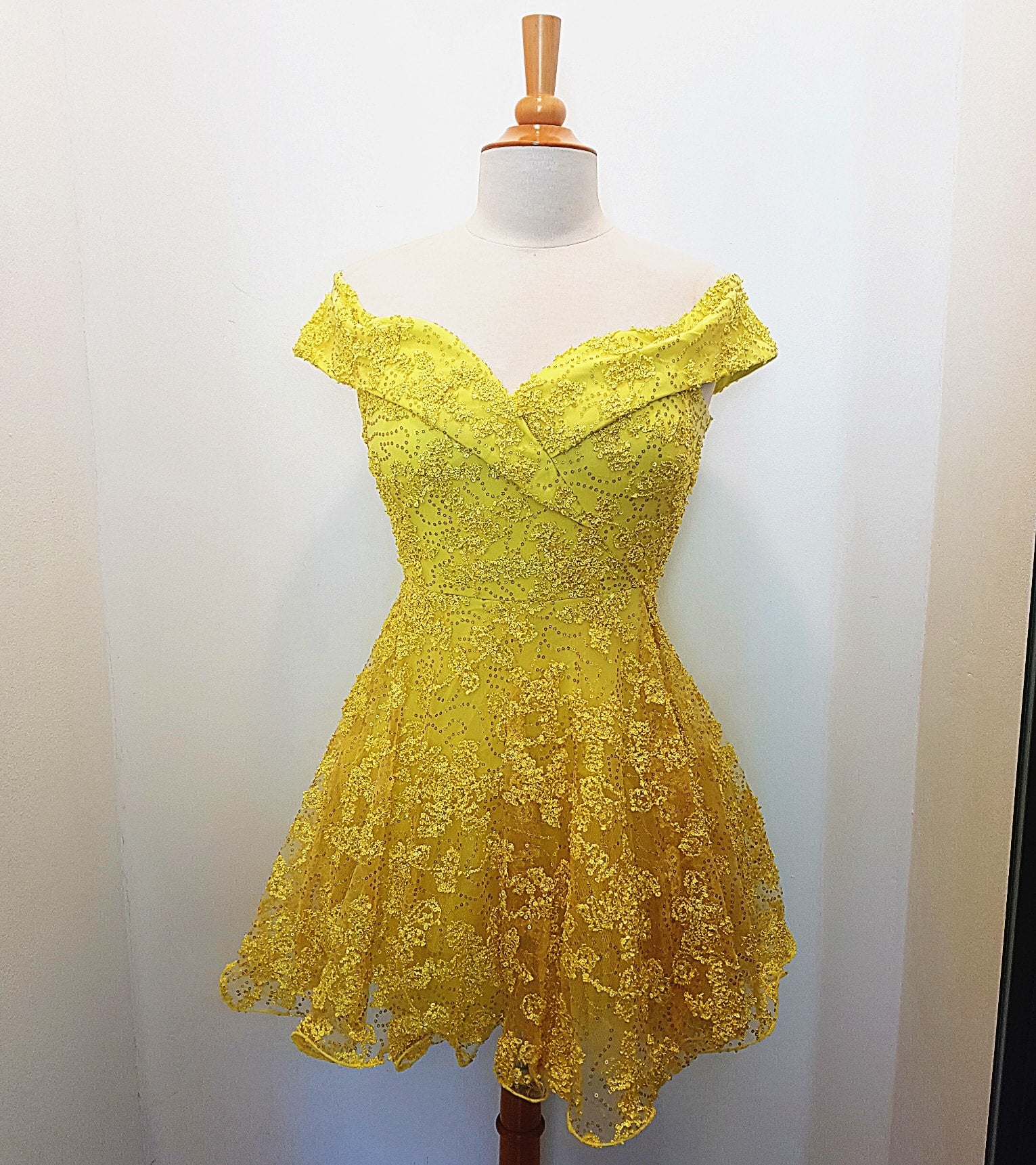 VESTIDO CORTO OFF SHOULDER