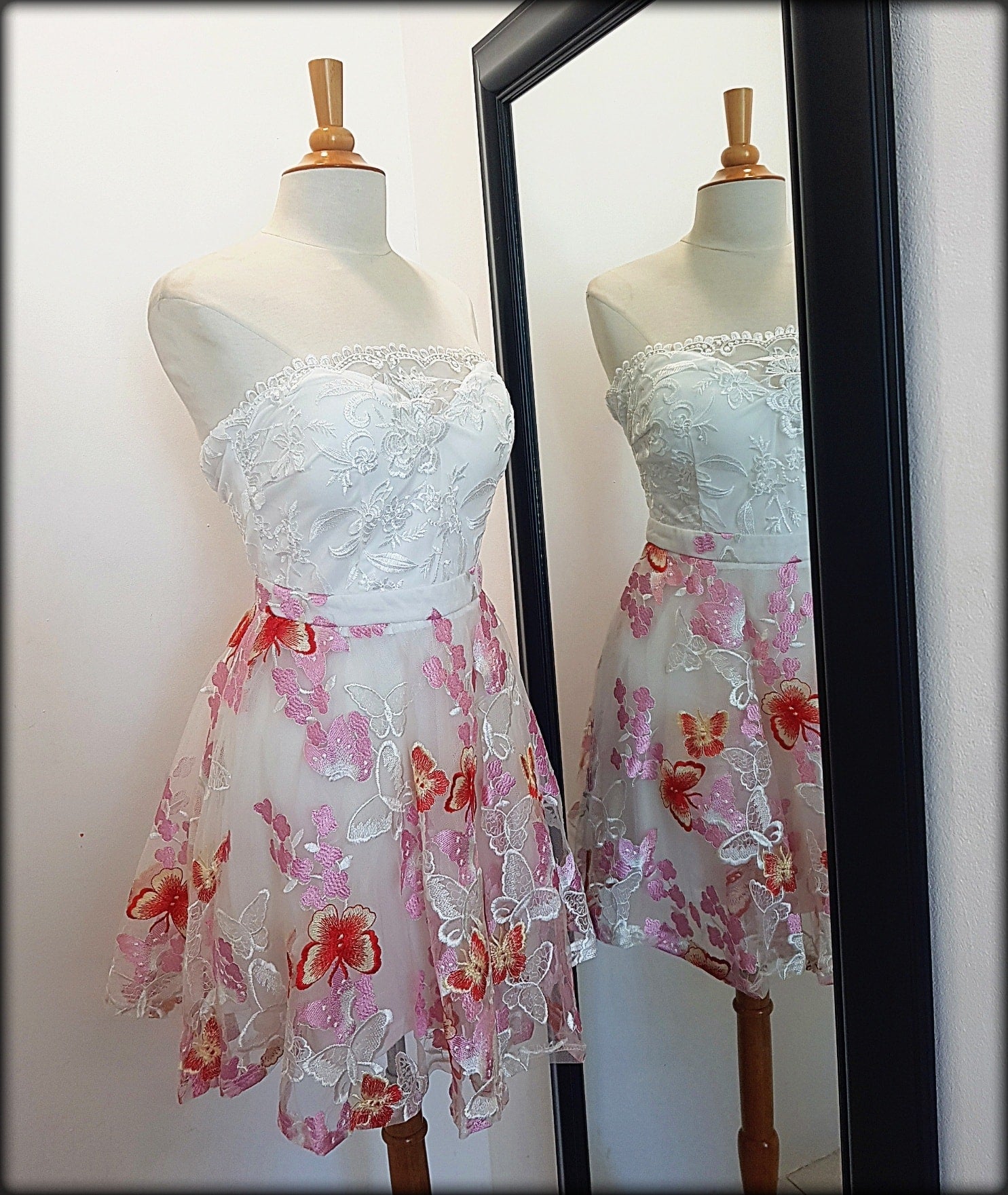VESTIDO CORTO CON BORDADOS MARIPOSAS