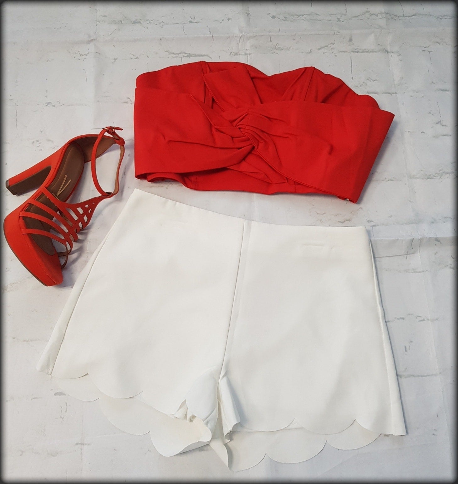 CROP TOP NUDO AL FRENTE
