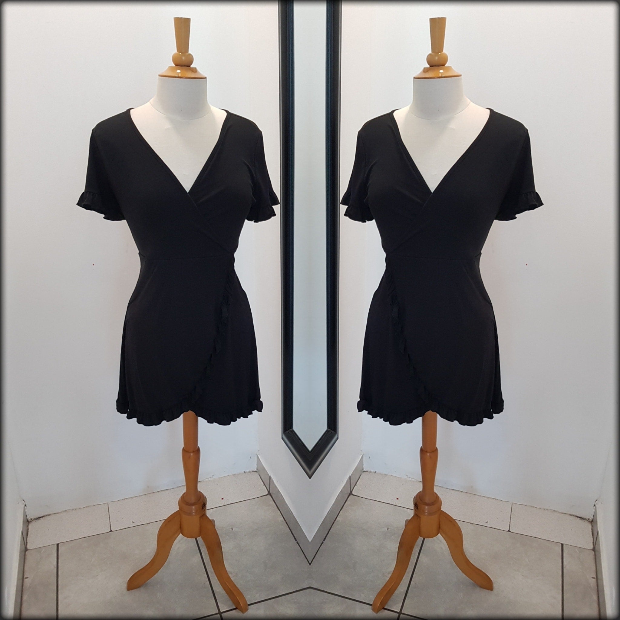VESTIDO CORTO CON VOLANTES