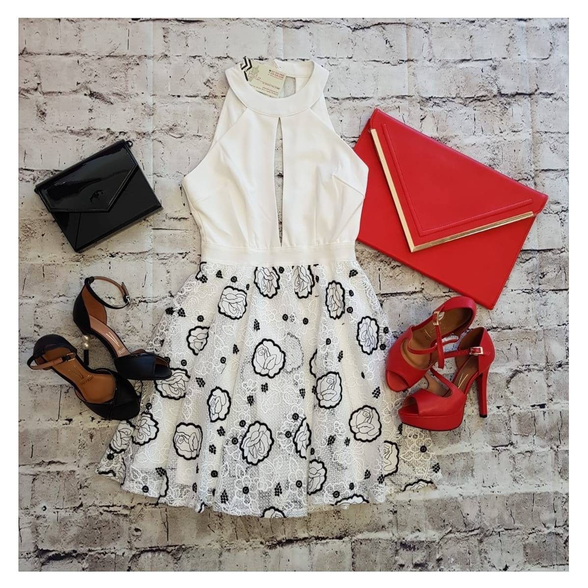 VESTIDO BLANCO CON FLORES BORDADAS NEGRAS