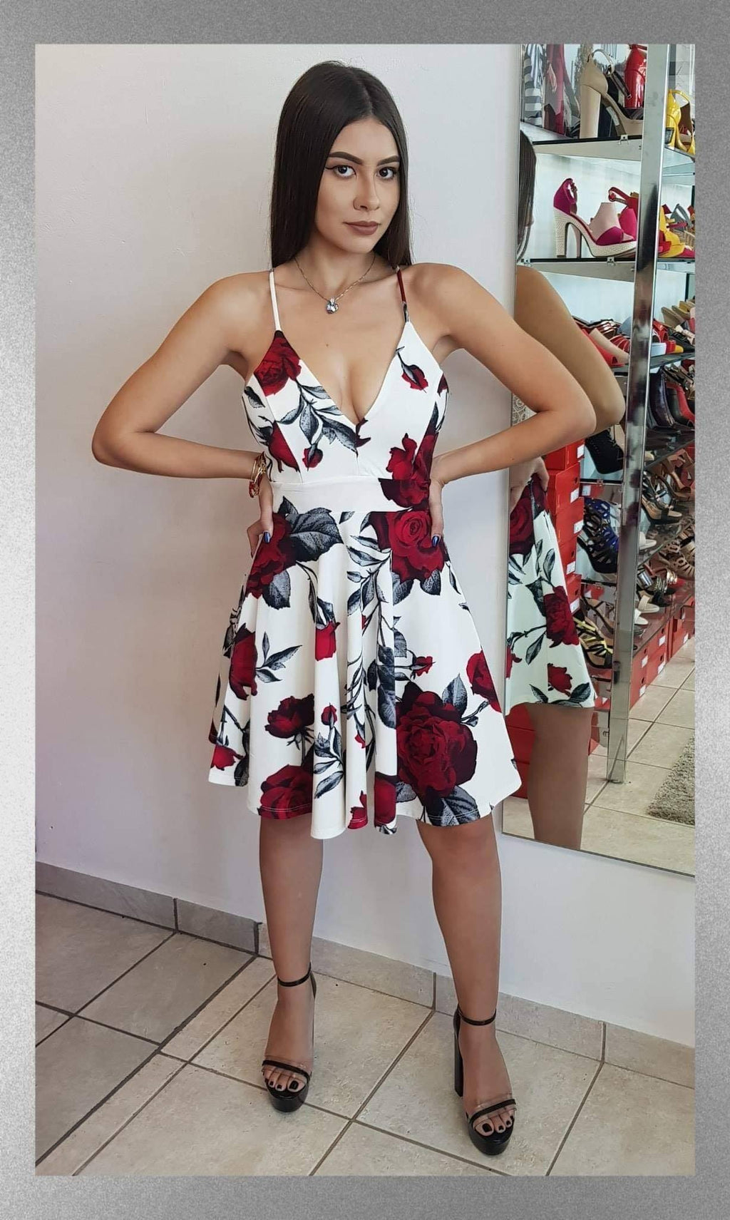 VESTIDO CORTO VOLADO CON FLORES VINO