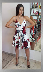 VESTIDO CORTO VOLADO CON FLORES VINO