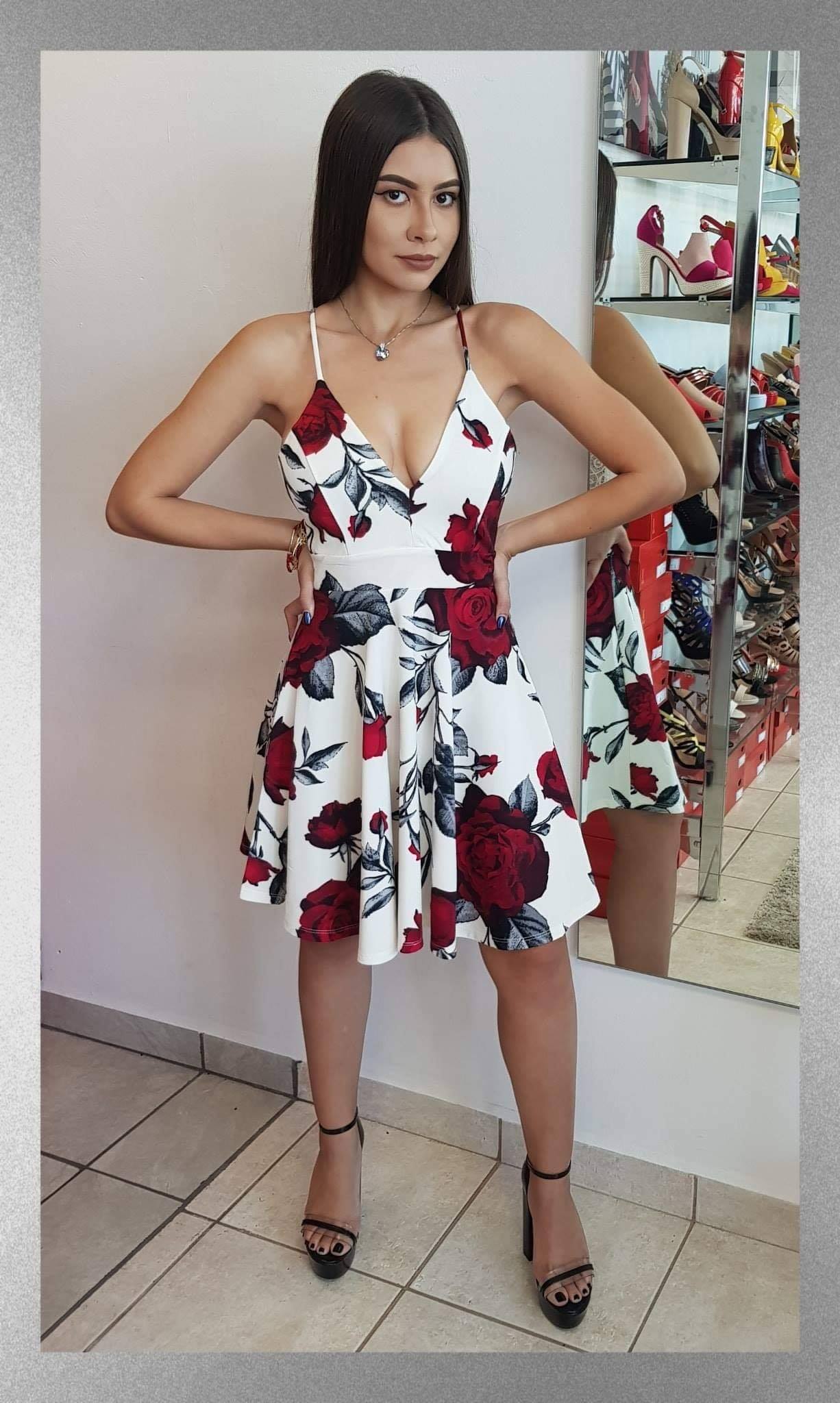 VESTIDO CORTO VOLADO CON FLORES VINO