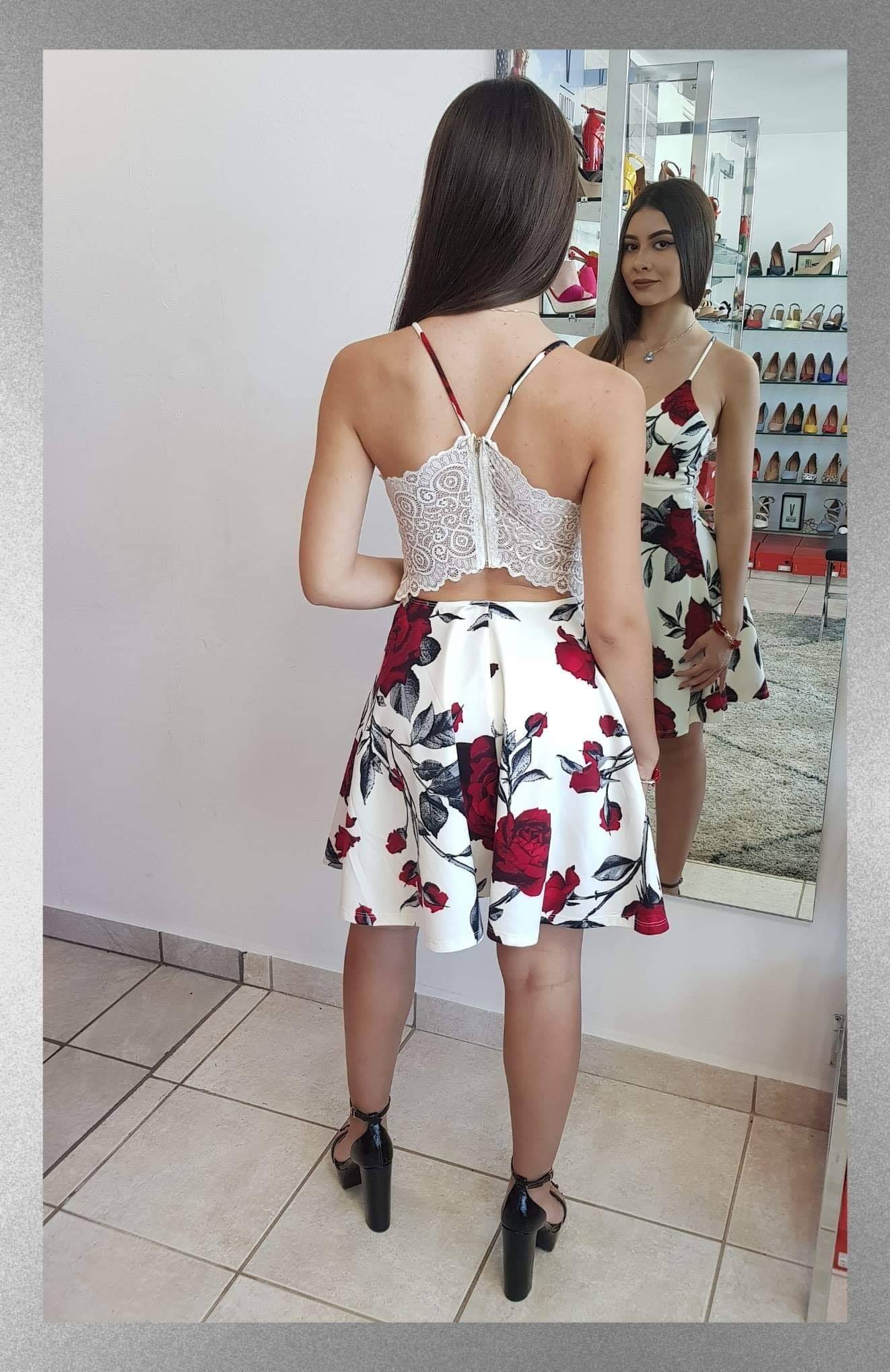 VESTIDO CORTO VOLADO CON FLORES VINO