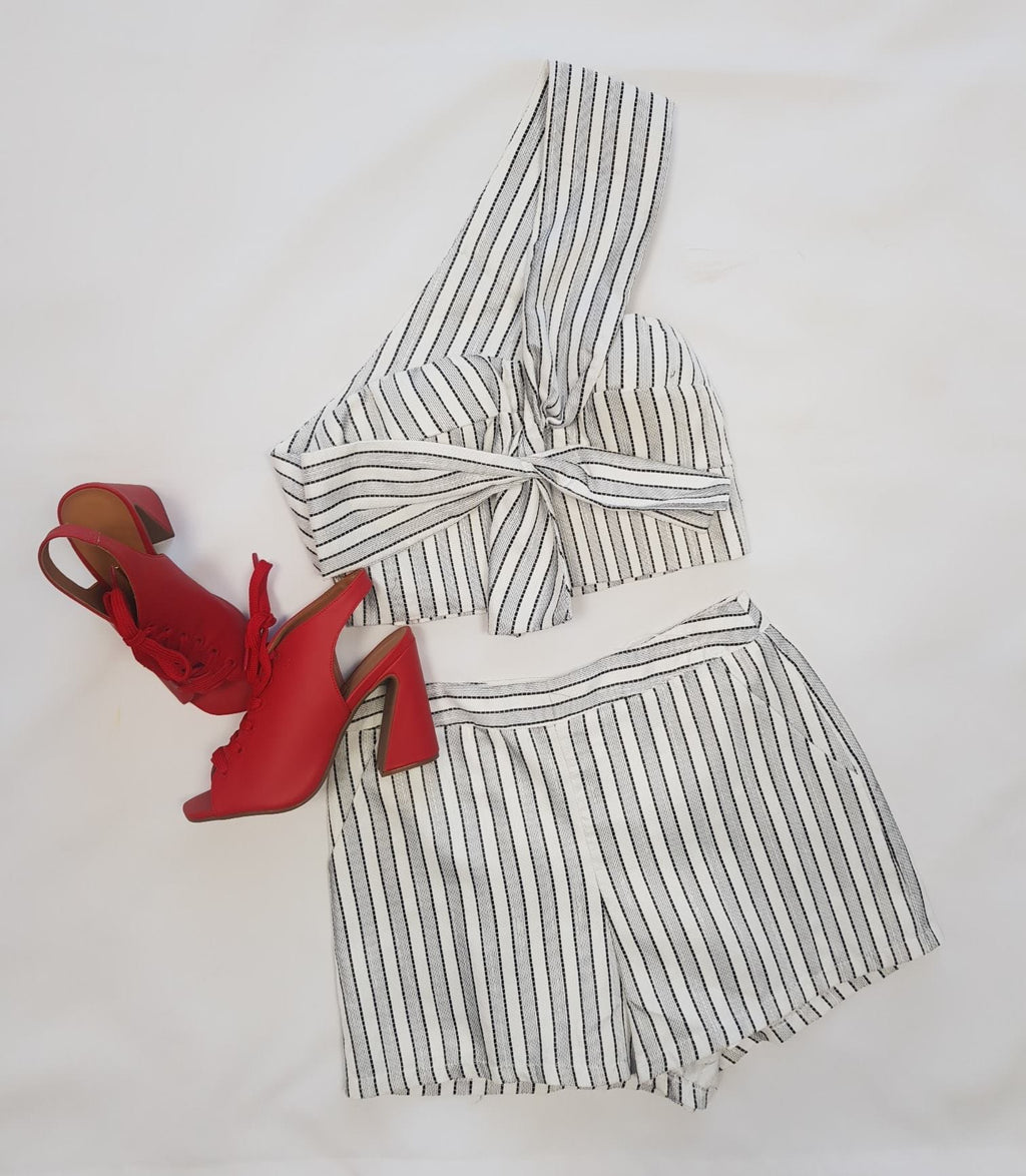 SET DE PANTALON CORTO DE RAYAS BLANCO Y NEGRO