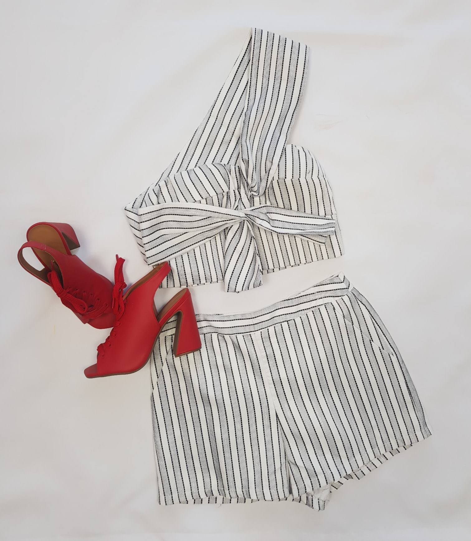 SET DE PANTALON CORTO DE RAYAS BLANCO Y NEGRO