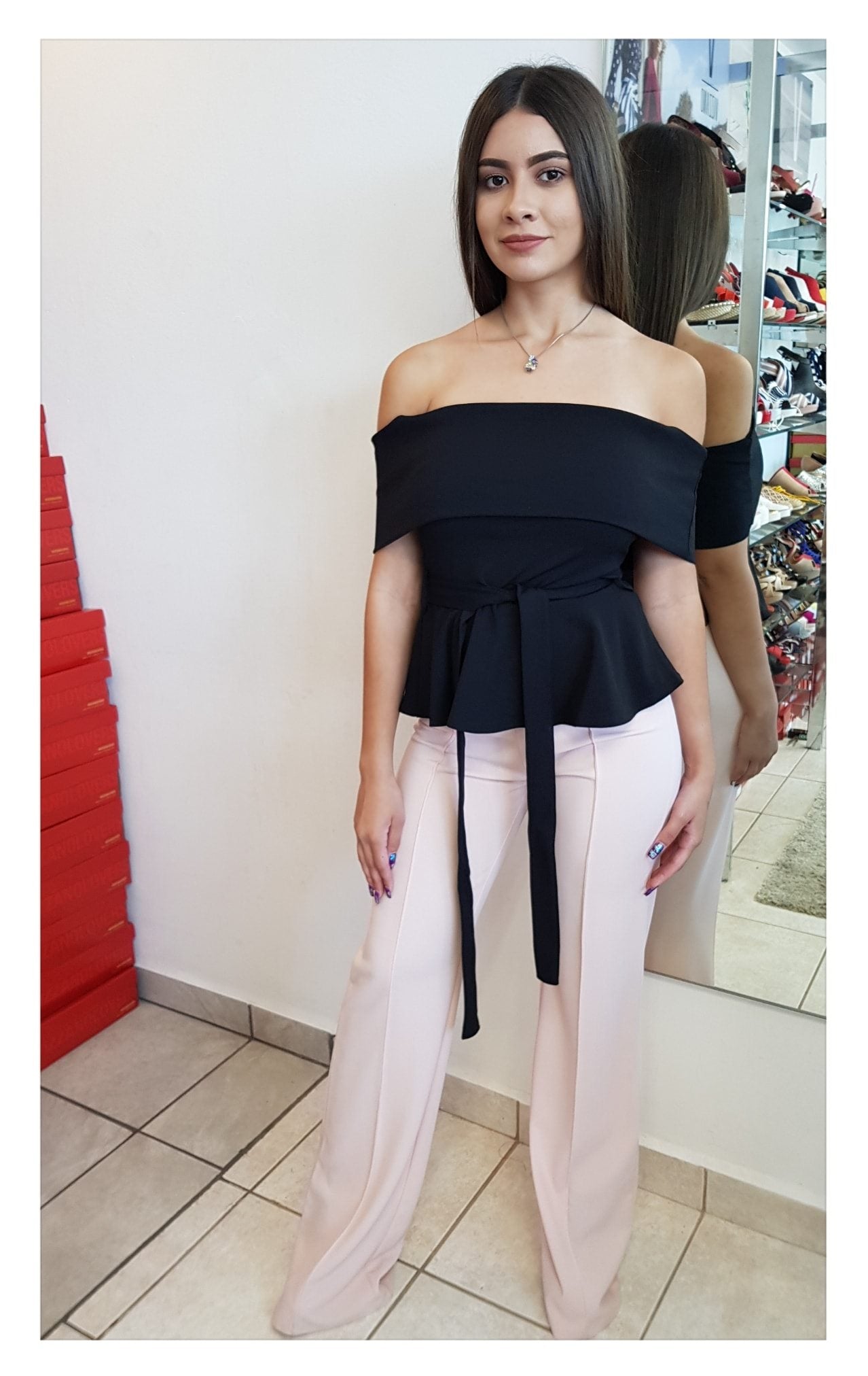 BLUSA NEGRA CON VOLANTE