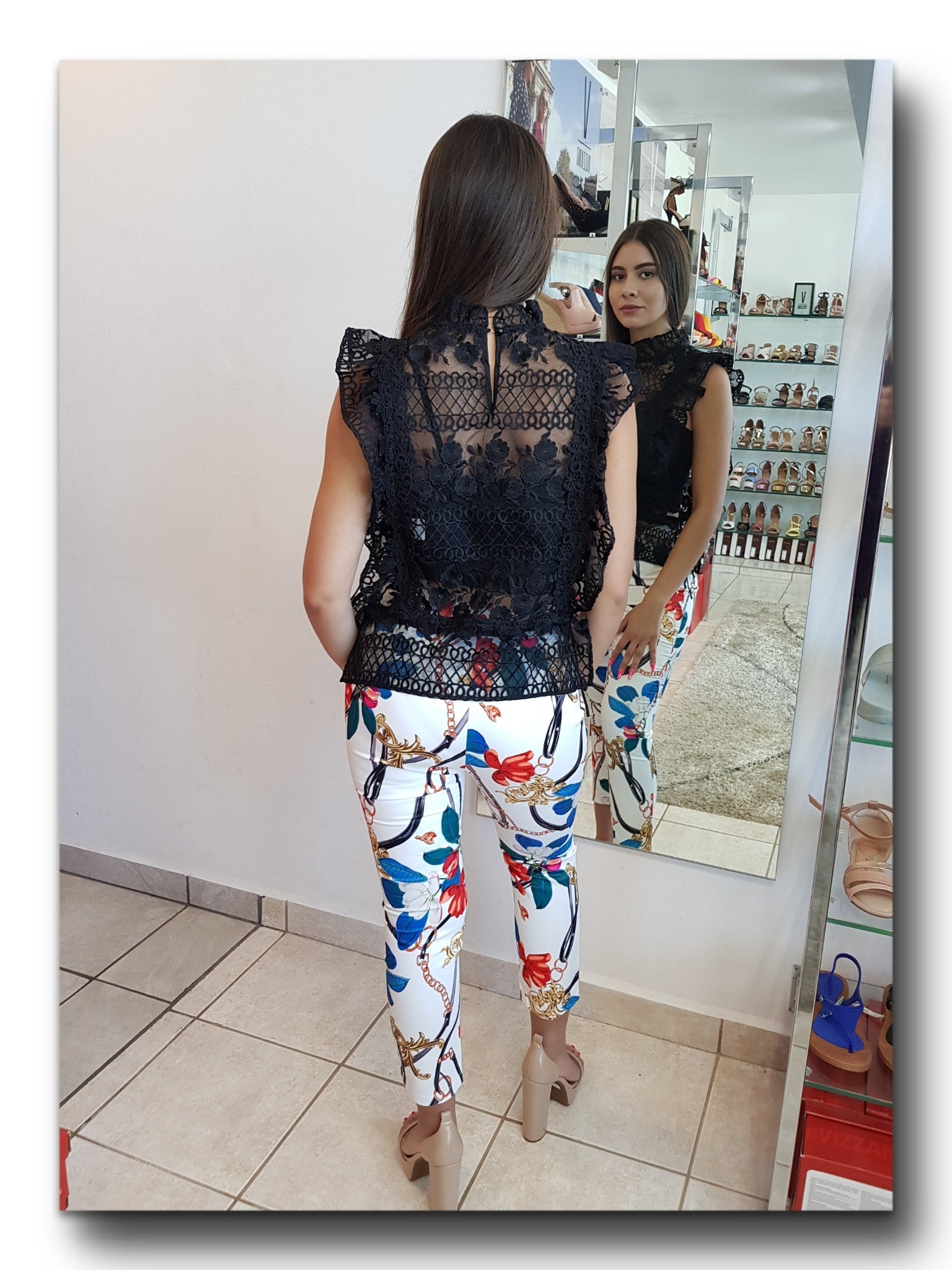 BLUSA DE ENCAJES DE FLORE Y VOLANTES