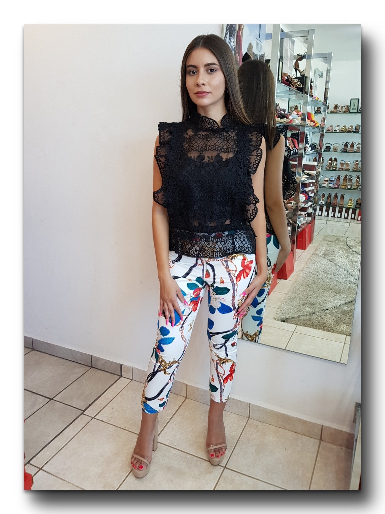 BLUSA DE ENCAJES DE FLORE Y VOLANTES