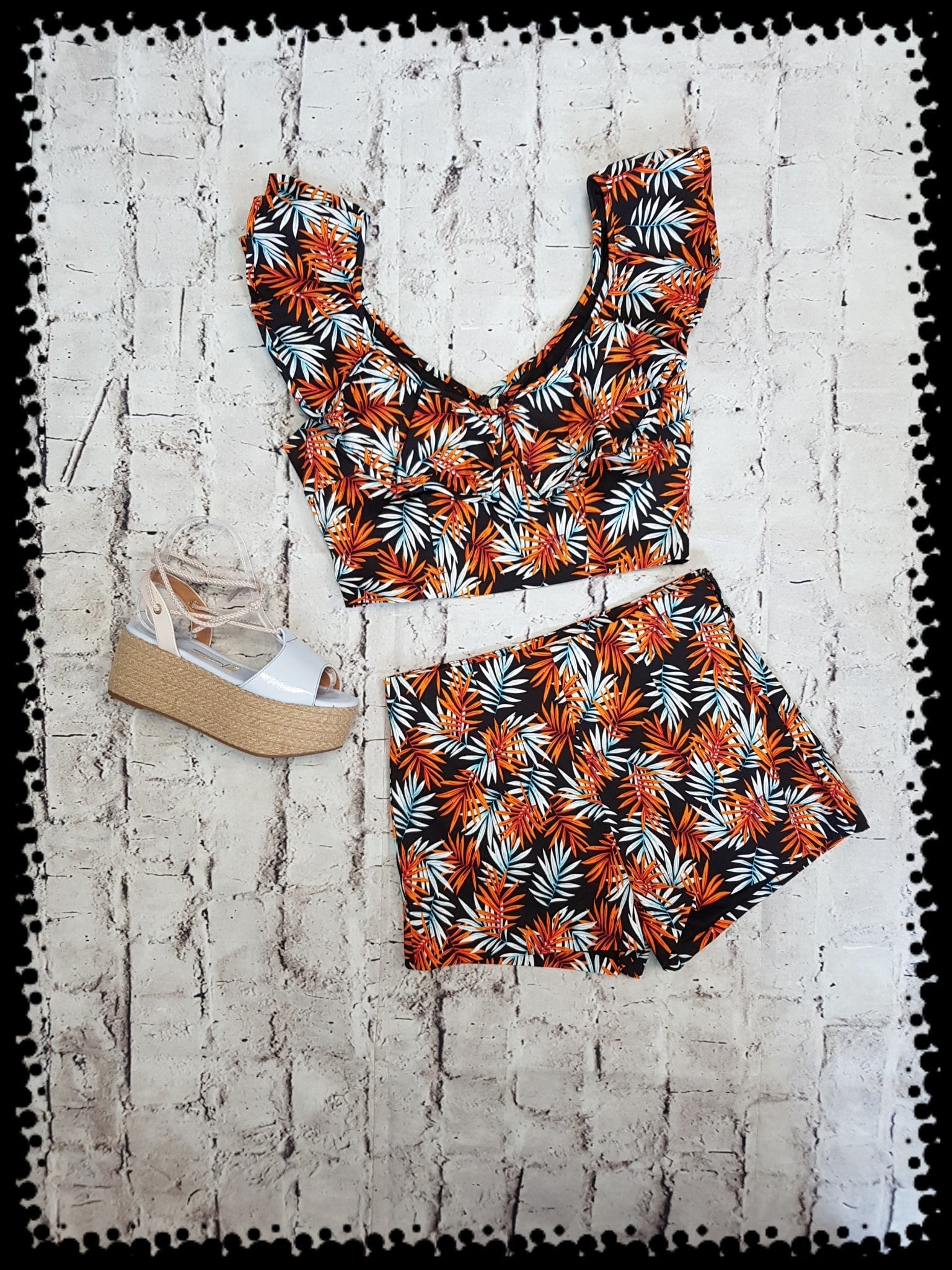 SET PANTALON CORTO NEGRO Y PALMERAS ANARANJADAS