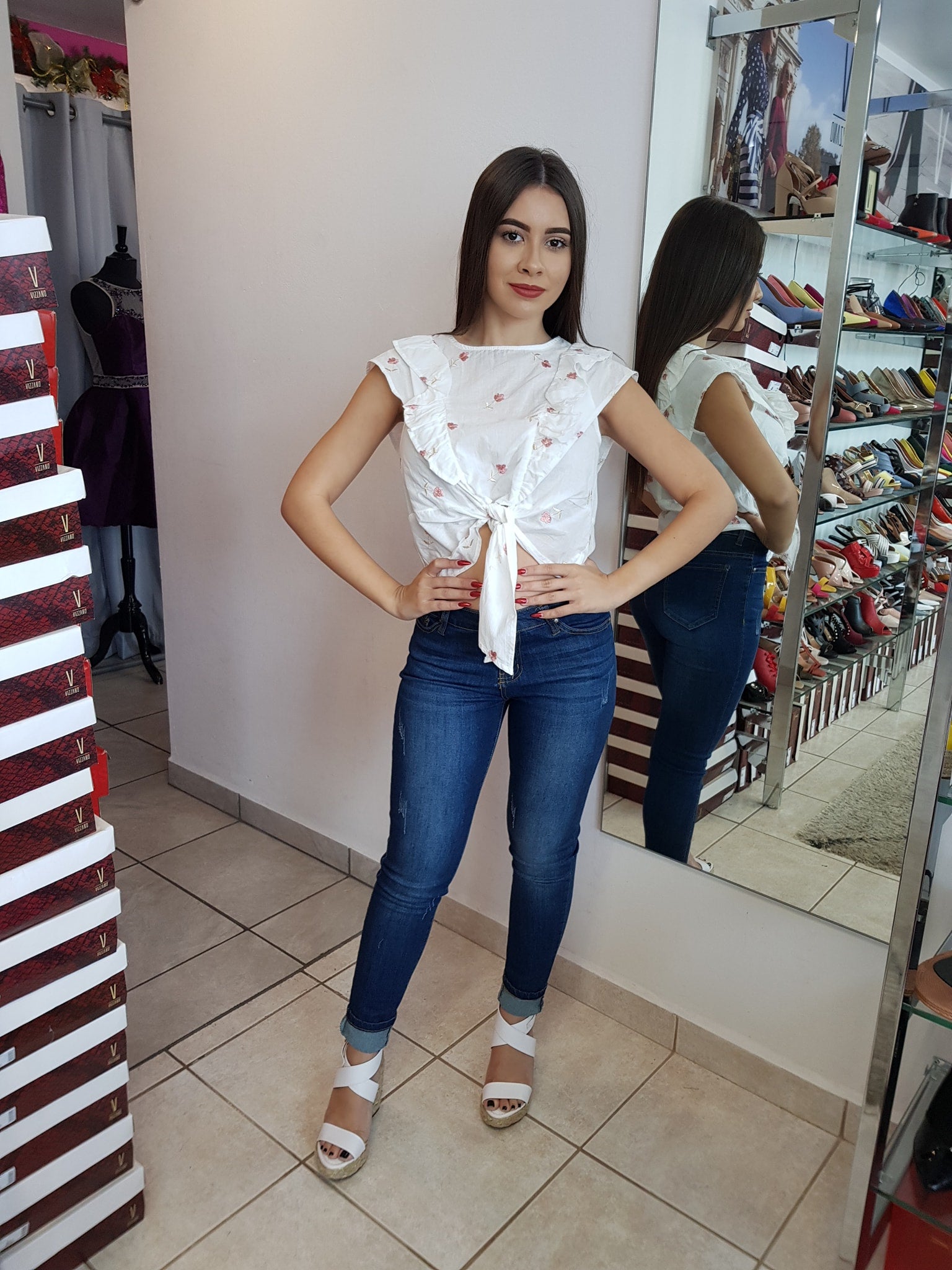 BLUSA CASUAL CON BORTADOS DE FLORES ROSA