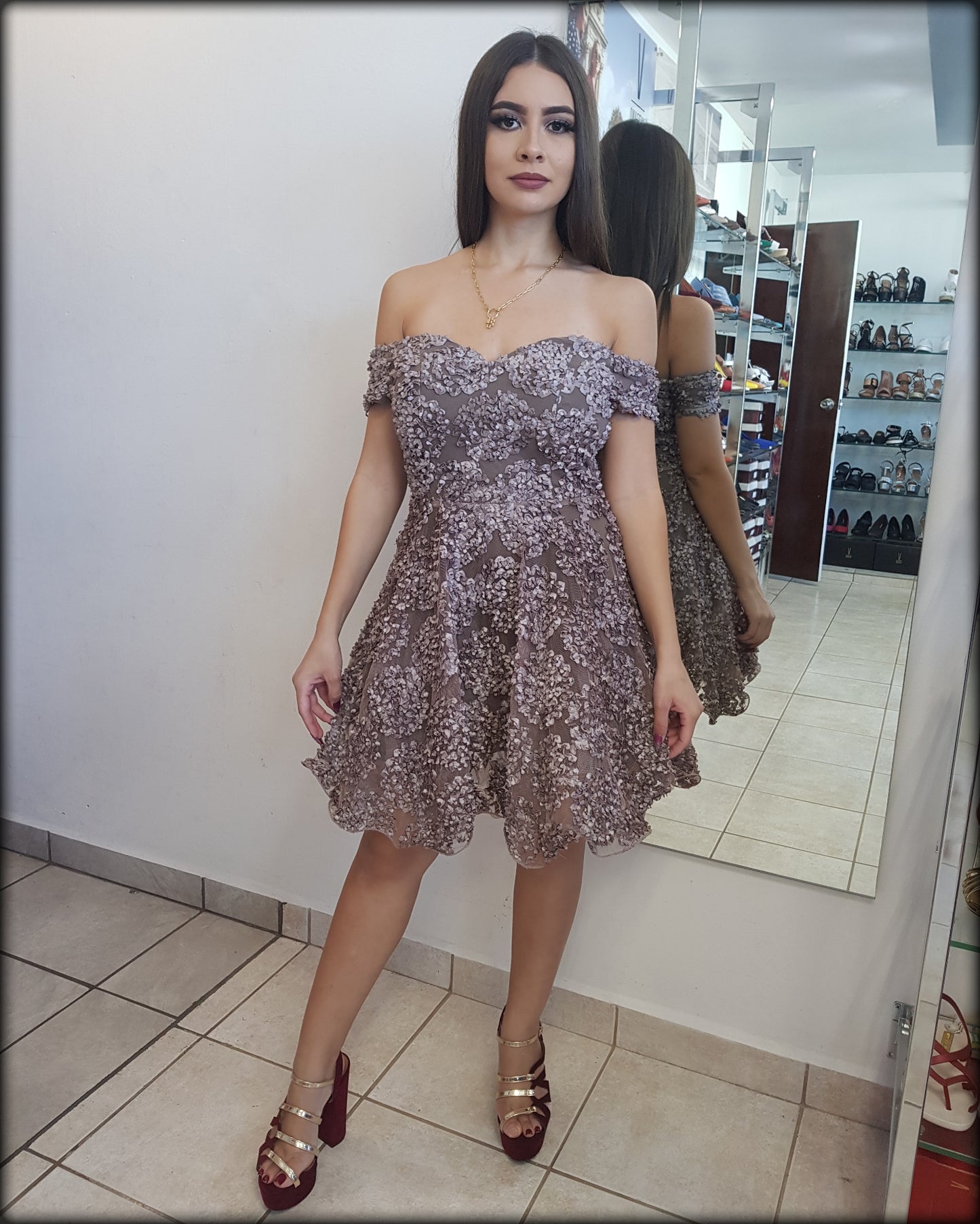 VESTIDO CORTO OFF SHOULDER MESH Y FLORES A RELIEVE