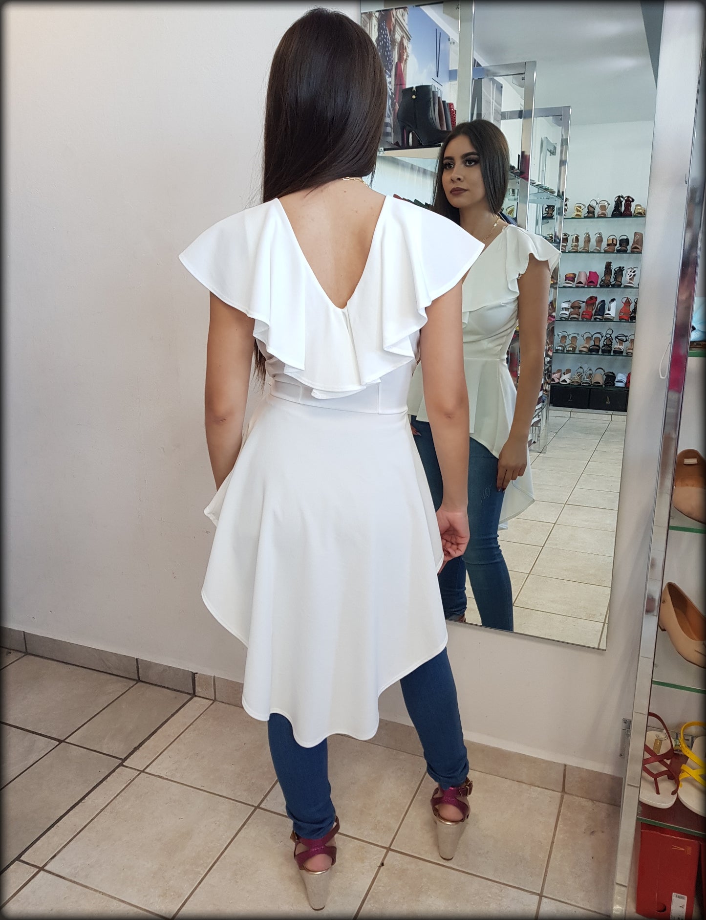 BLUSA BLANCA CON VOLANTES LOW- HI