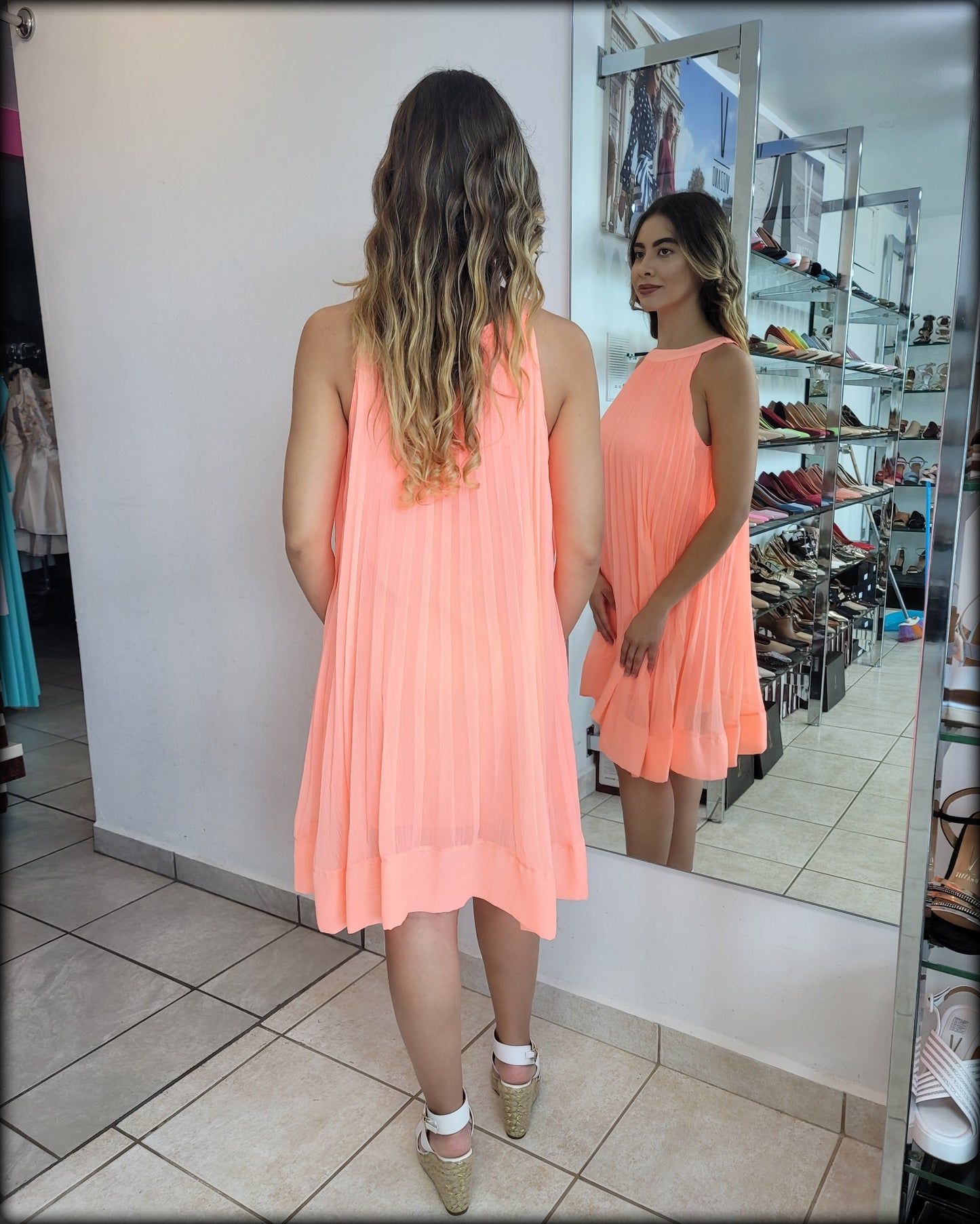 TRAJE PLIZADO CORAL NEON