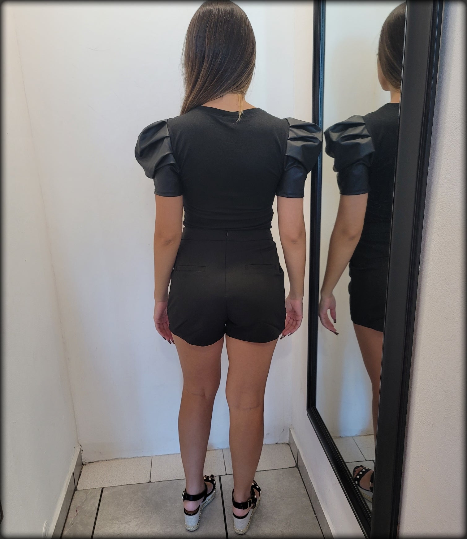 TOP NEGRA MANGAS CUERO