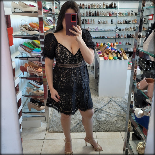 VESTIDO LACE NEGRO FORRO NUDE