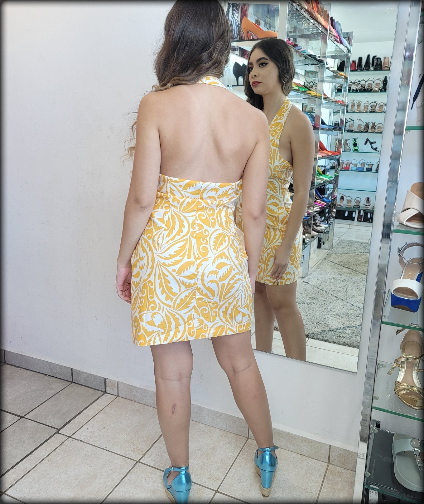 VESTIDO CORTO HALTER PRINT AMARILLO