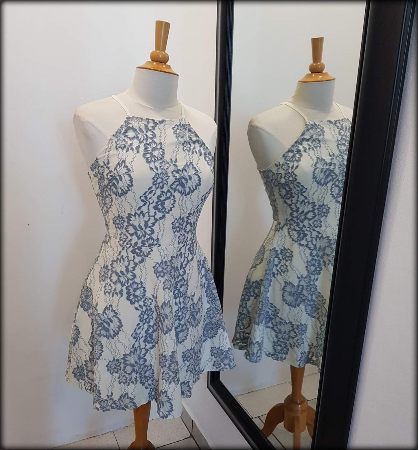 VESTIDO CORTO BLANCO CON BORDADOS AZUL CLARO