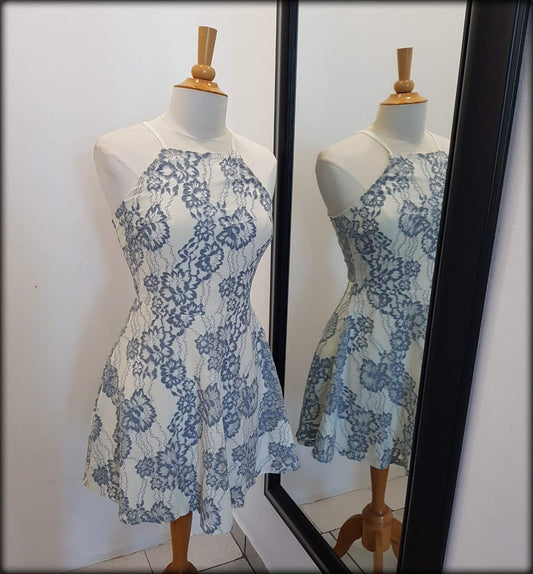 VESTIDO CORTO BLANCO CON BORDADOS AZUL CLARO