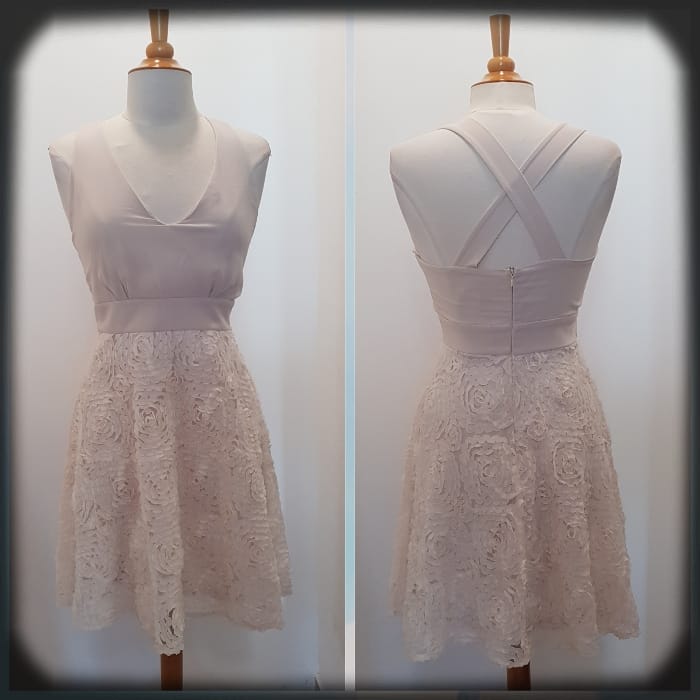 VESTIDO CORTO CREMA CON FALDA BORDADA DE FLORES