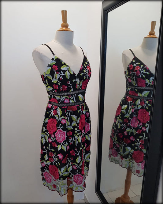 VESTIDO CORTO NEGRO CON FLORES ROSAS BORDADAS