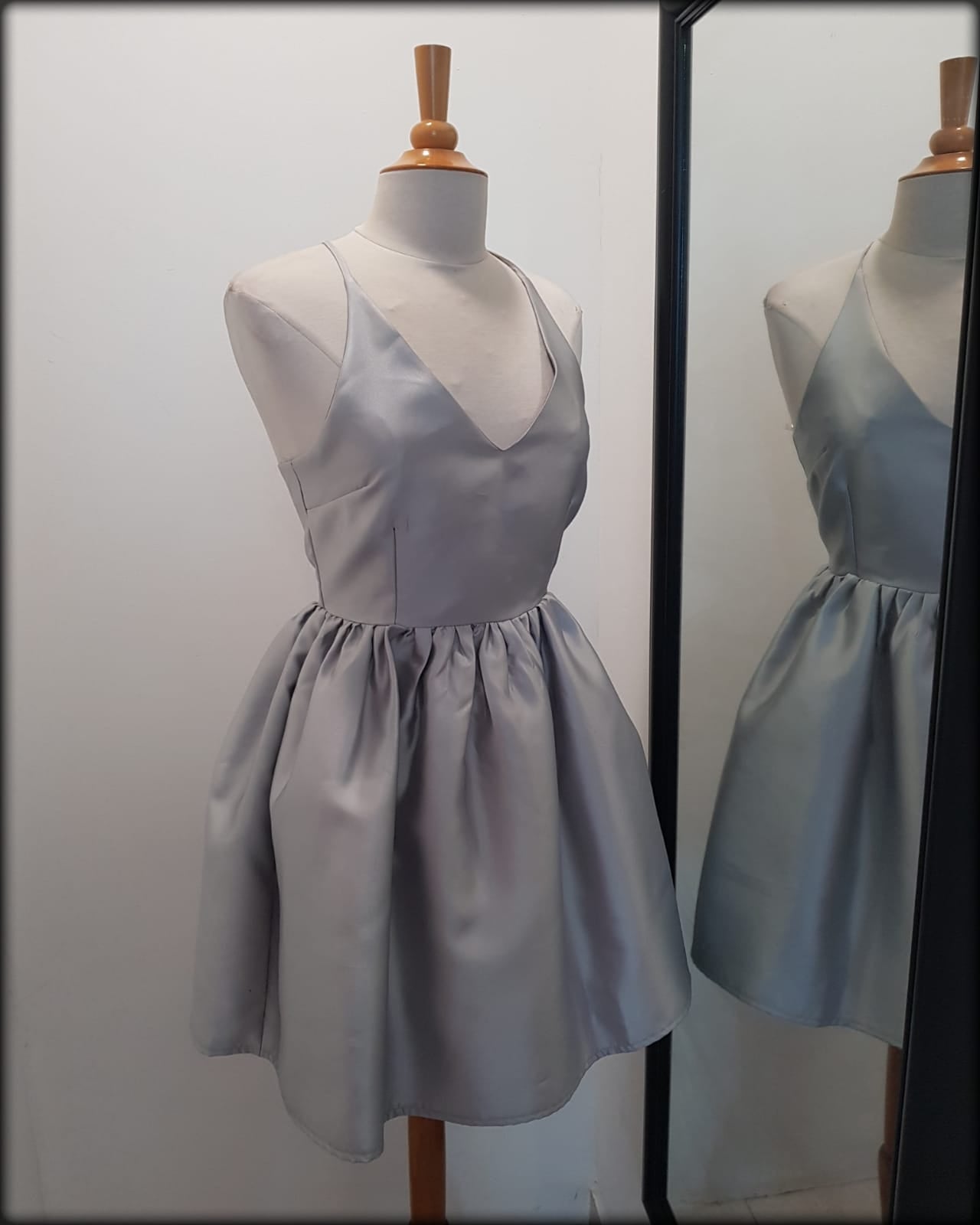 VESTIDO CORTO GRIS SATINADO