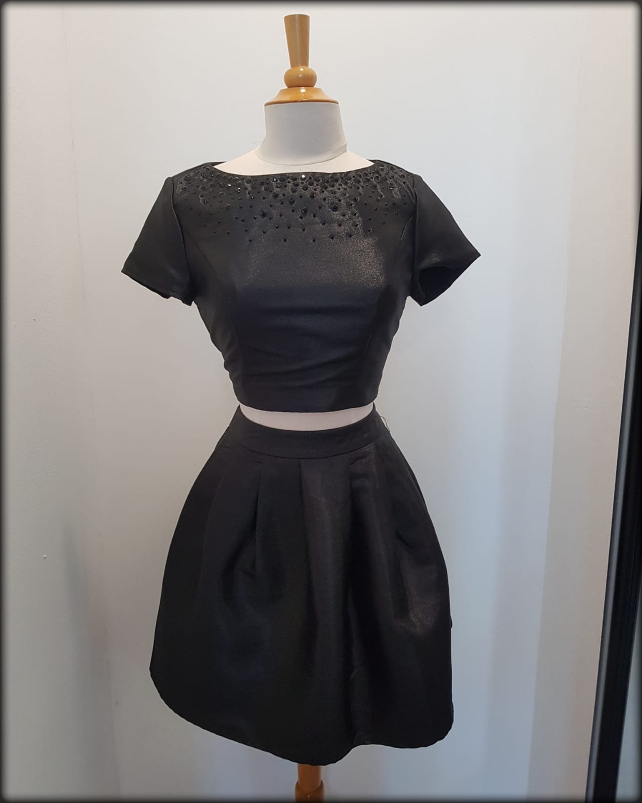 SET NEGRO DE FALDA Y BLUSA SATINADA CON PIEDRAS