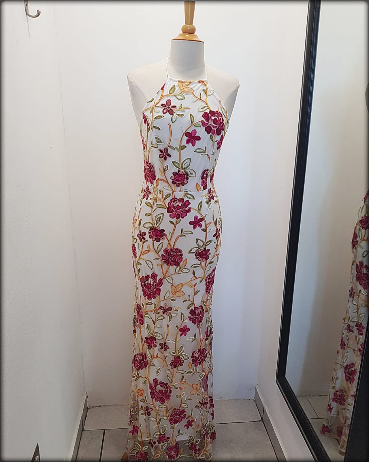 VESTIDO LARGO BLANCO BORDADO FLORES HALTER