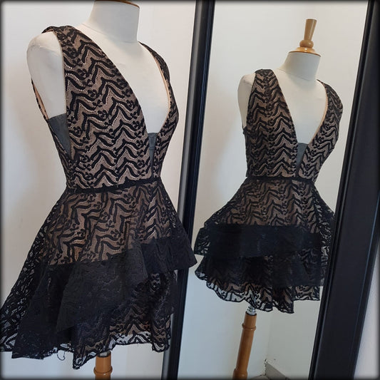 VESTIDO CORTO NEGRO Y NUDE CON VOLANTES