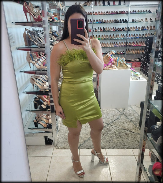 VESTIDO CORTO CON PLUMAS OLIVA