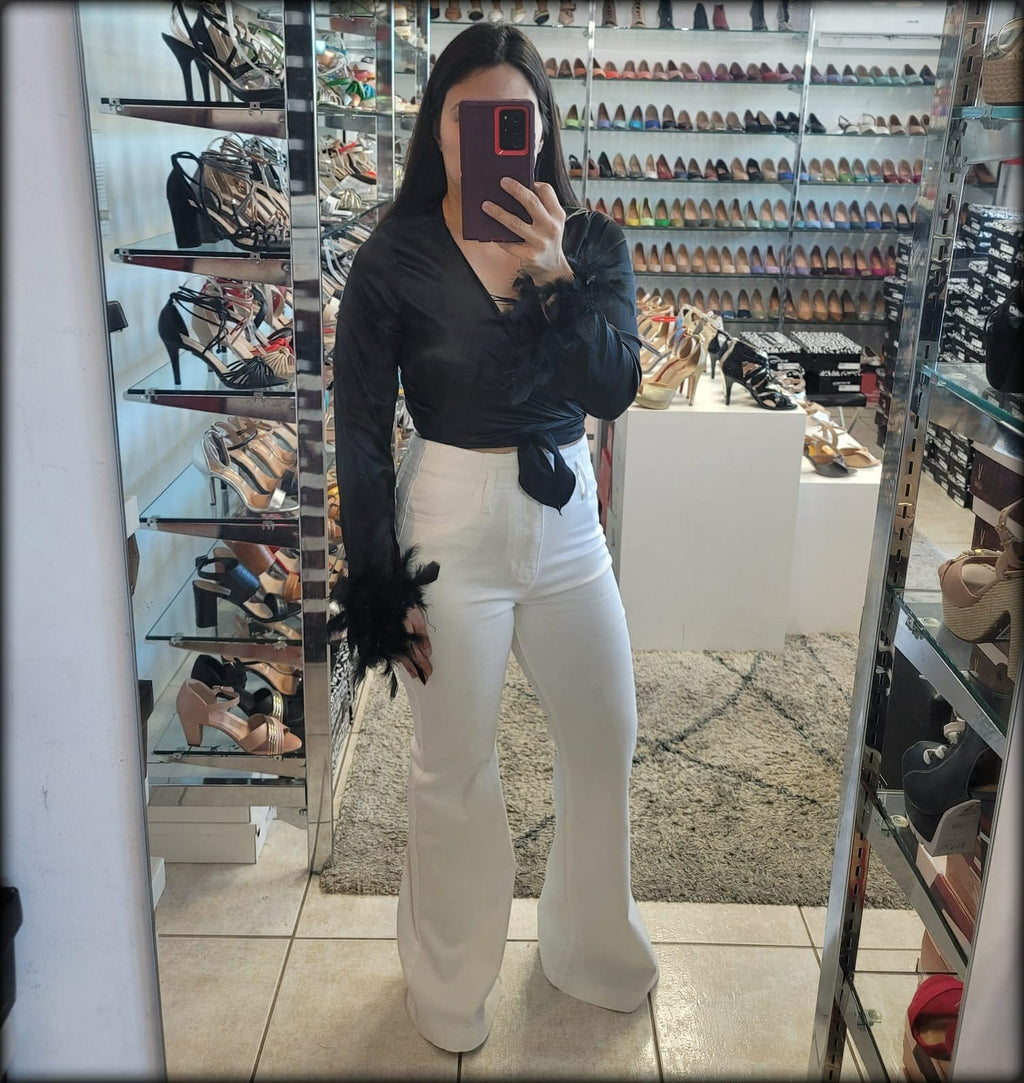 TOP MANGA LARGA SATINADA CON PLUMAS NEGRA