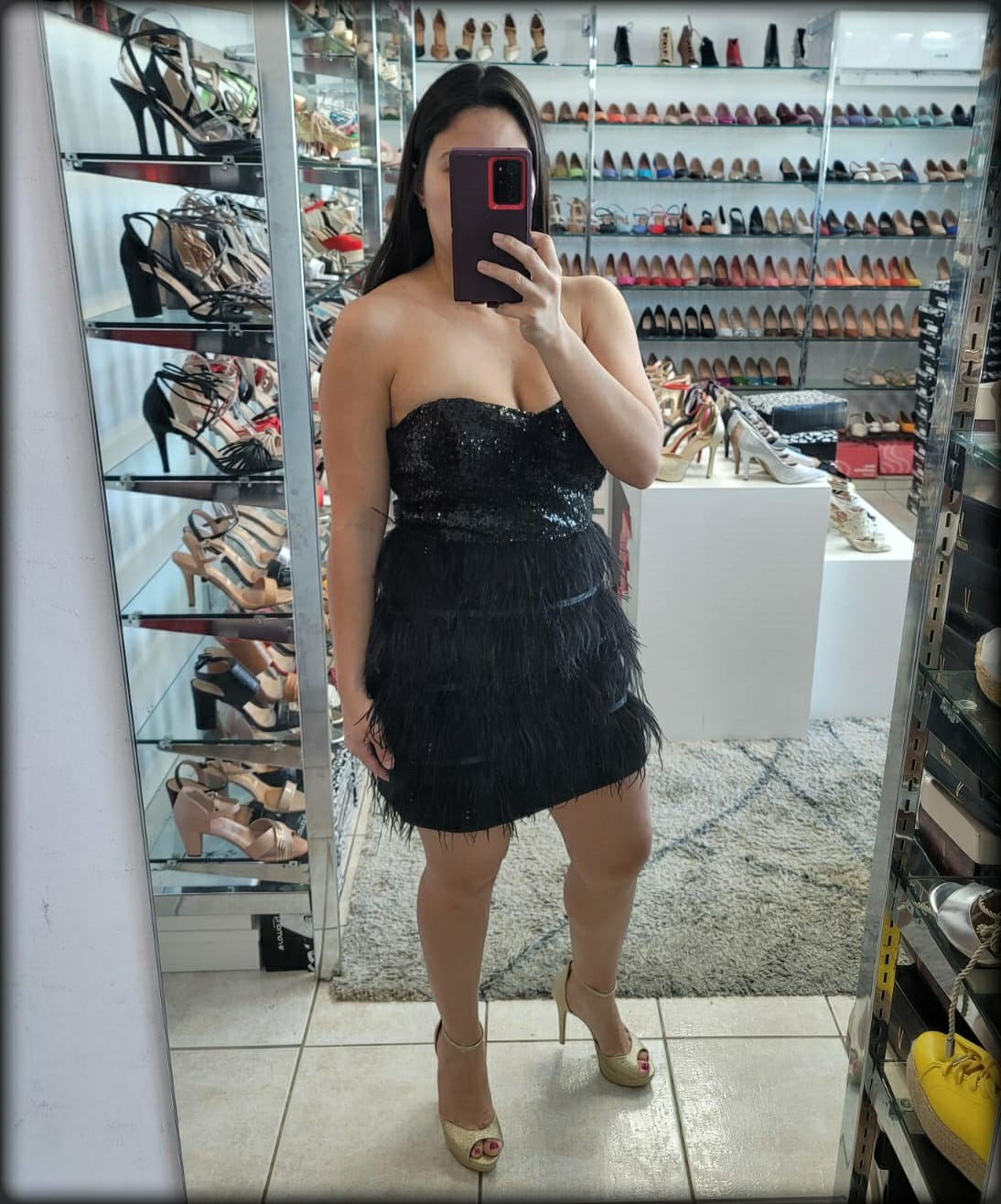 VESTIDO CORTO SEQUIN STRAPLESS NEGRO CON PLUMAS