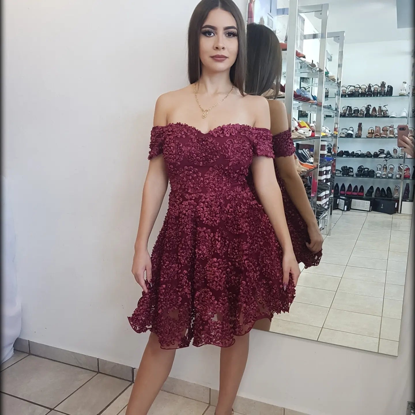 VESTIDO CORTO OFF SHOULDER MESH Y FLORES A RELIEVE