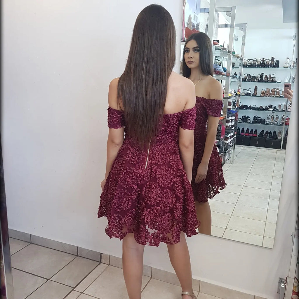 VESTIDO CORTO OFF SHOULDER MESH Y FLORES A RELIEVE