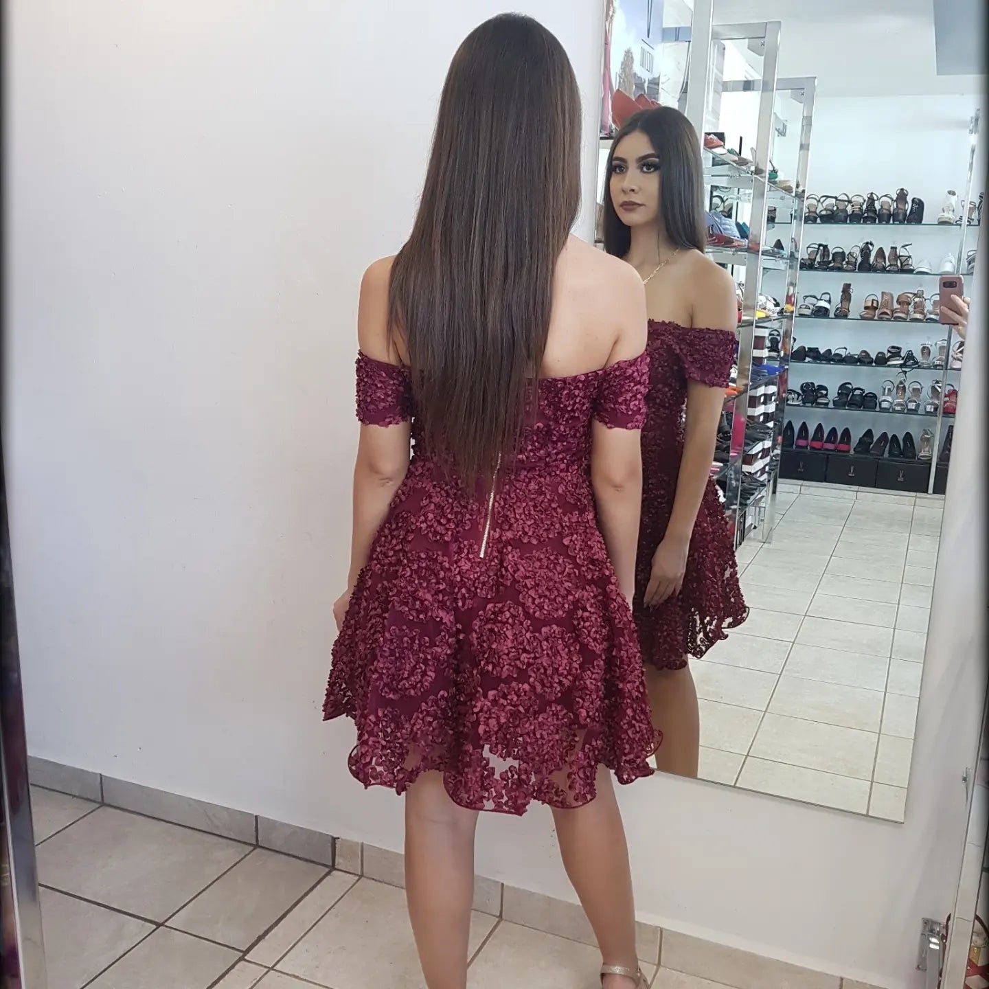 VESTIDO CORTO OFF SHOULDER MESH Y FLORES A RELIEVE